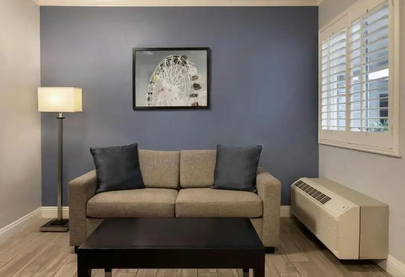 استودیوی استاندارد با تخت دو نفره بزرگ, City Express by Marriott Manhattan Beach