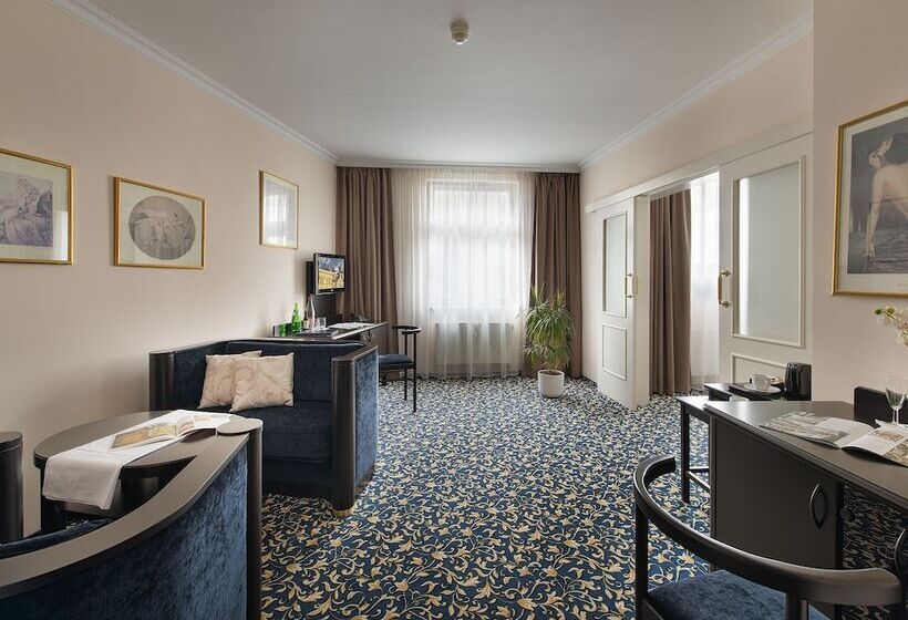 جناح جونيور, Ea Hotel Royal Esprit