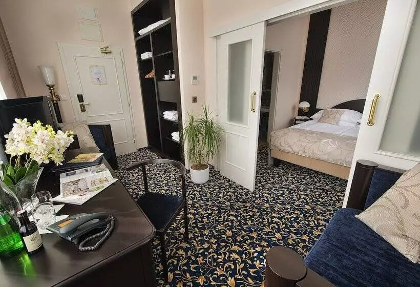 Perhehuone, Ea Hotel Royal Esprit
