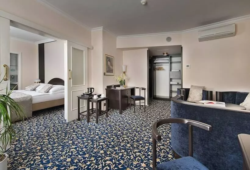 Perhehuone, Ea Hotel Royal Esprit