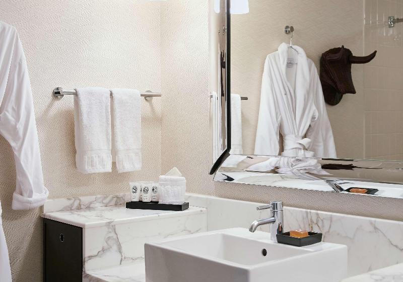 اتاق لوکس با تخت بزرگ, The Highland Dallas, Curio Collection By Hilton