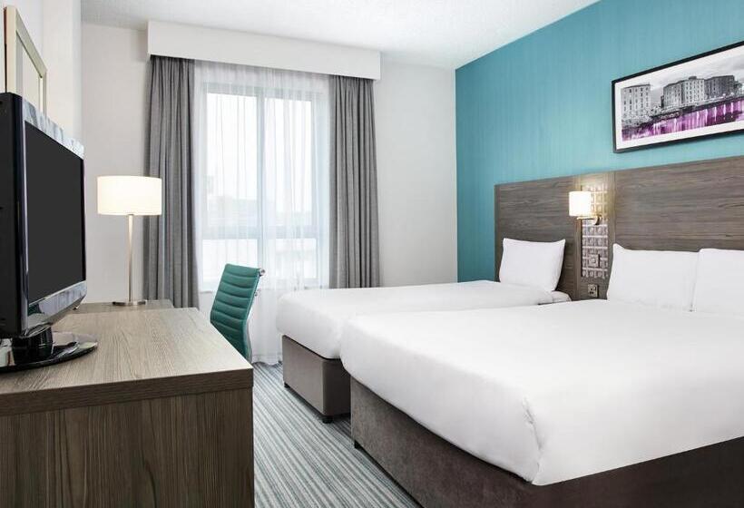 غرفة قياسية ثلاثية, Leonardo Liverpool