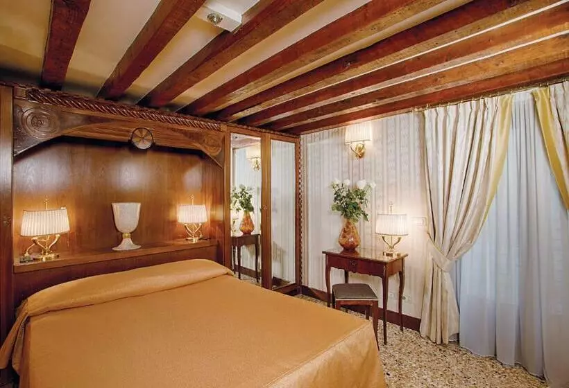 اتاق استاندارد سه نفره, Palazzo Stern