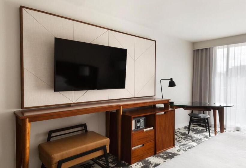 キングサイズベッドのジュニアスイート, Sheraton Vancouver Airport
