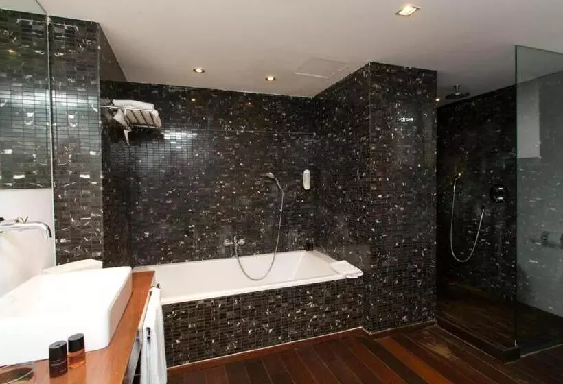 Suite with Pool, Zhero
