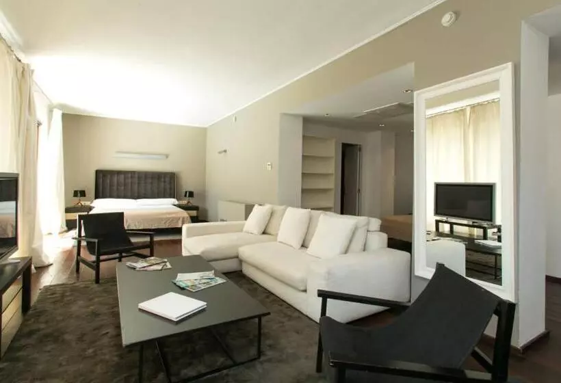 Suite with Pool, Zhero