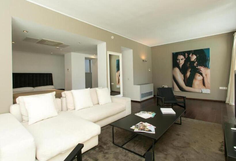 جناح مزود بحمام سباحة, Zhero