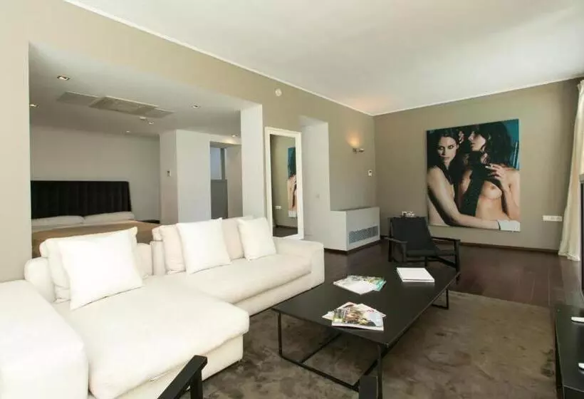 Suite with Pool, Zhero