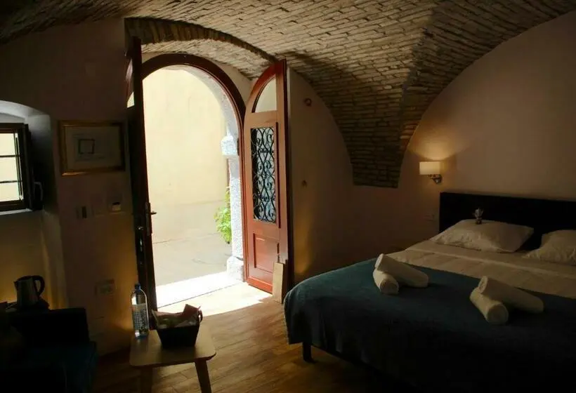 اتاق لوکس, Old Town Inn
