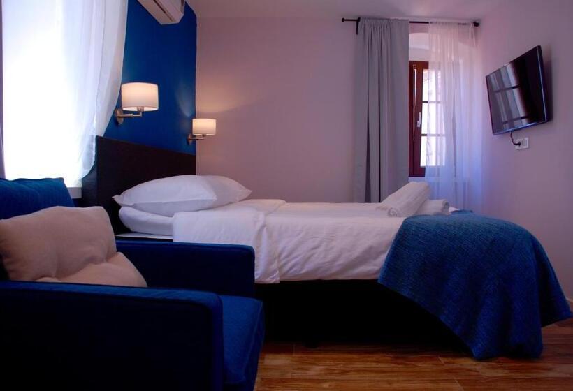 컴포트 룸, Old Town Inn