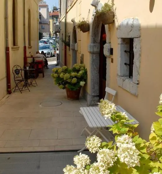 اتاق لوکس, Old Town Inn