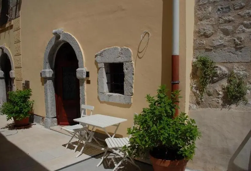 اتاق لوکس, Old Town Inn