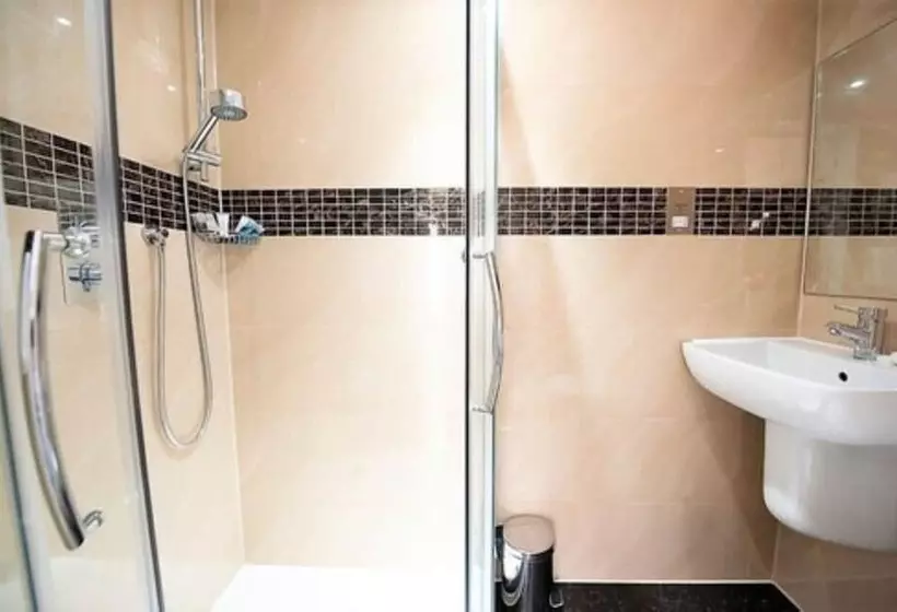اتاق استاندارد چهار تخته, Astors Belgravia