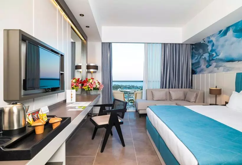 اتاق اساندارد با چشم‌انداز جانبی به دریا, Crystal Centro Resort  Ultimate All Inclusive