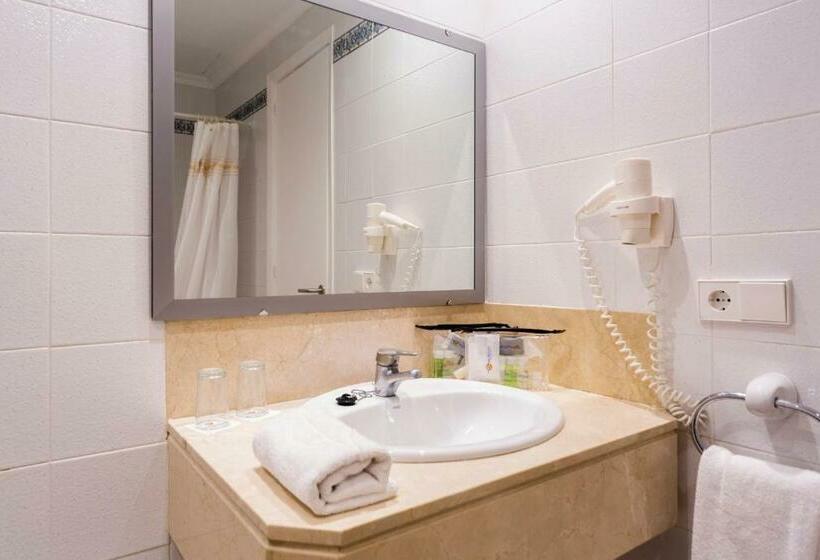 غرفة قياسية ثلاثية, Globales Cala'n Blanes