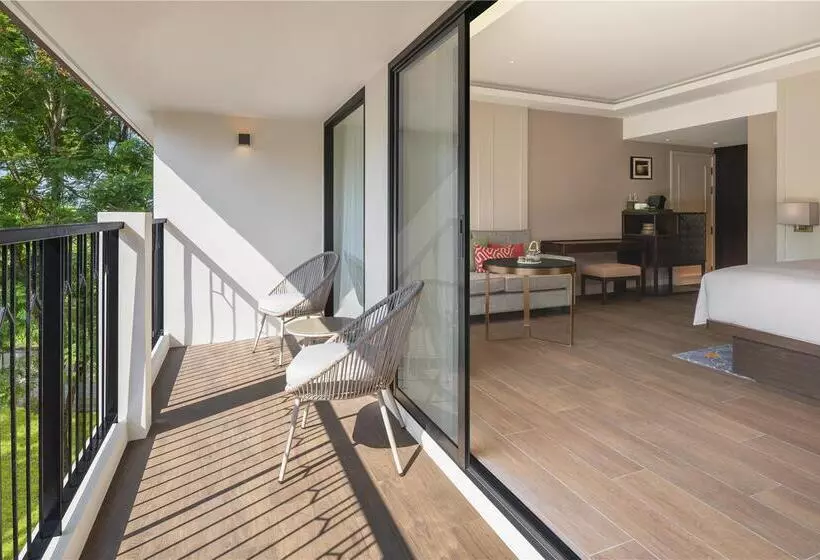 اتاق لوکس با تخت بزرگ, Hilton Madrid Airport