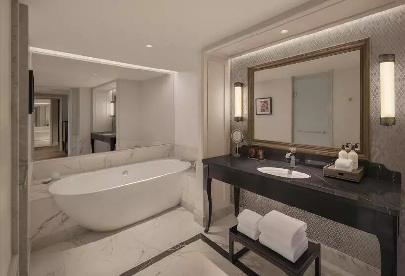 اتاق لوکس با تخت بزرگ, Hilton Madrid Airport