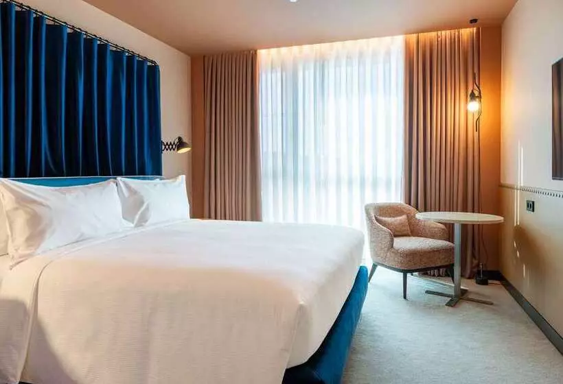 اتاق لوکس با تخت بزرگ, Hilton Madrid Airport