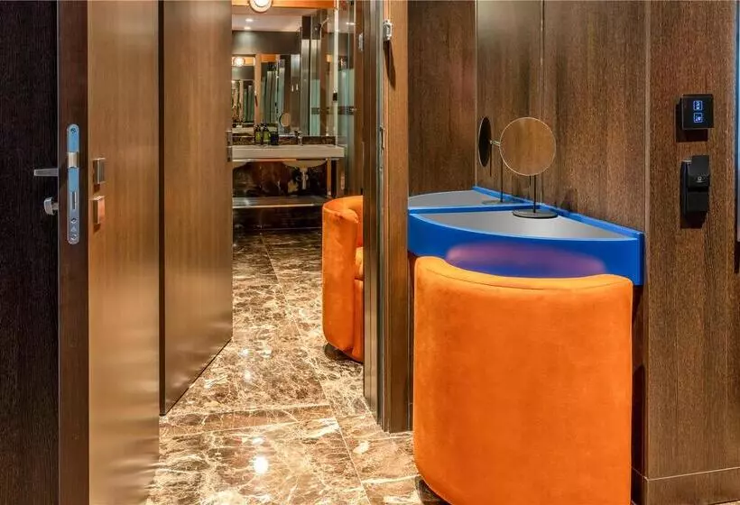 اتاق لوکس با تخت بزرگ, Hilton Madrid Airport