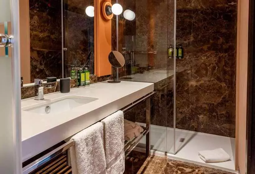 اتاق لوکس با تخت بزرگ, Hilton Madrid Airport