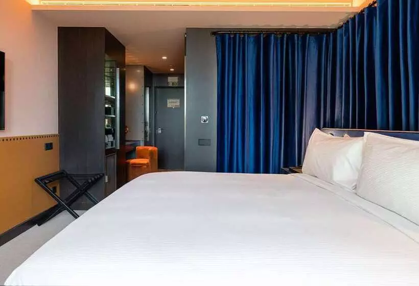 اتاق لوکس با تخت بزرگ, Hilton Madrid Airport