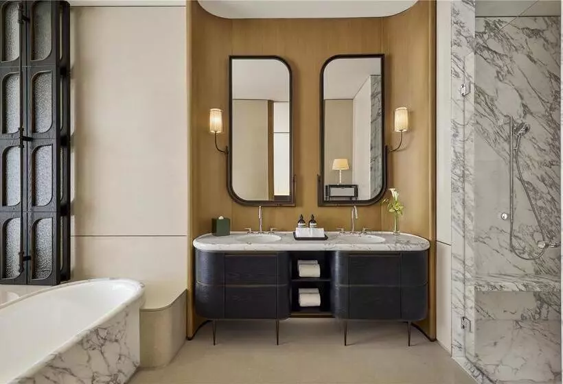 اتاق لوکس با تخت بزرگ, Hilton Madrid Airport