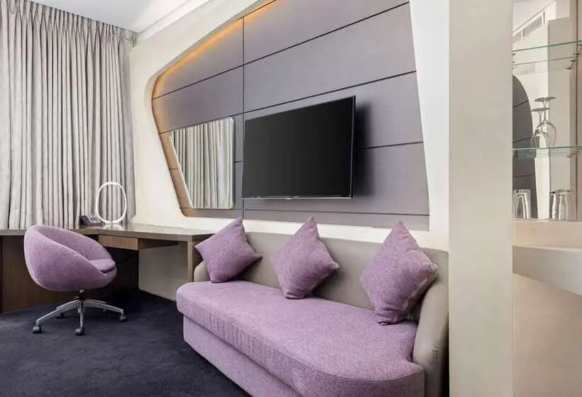 اتاق لوکس با تخت بزرگ, Hilton Madrid Airport
