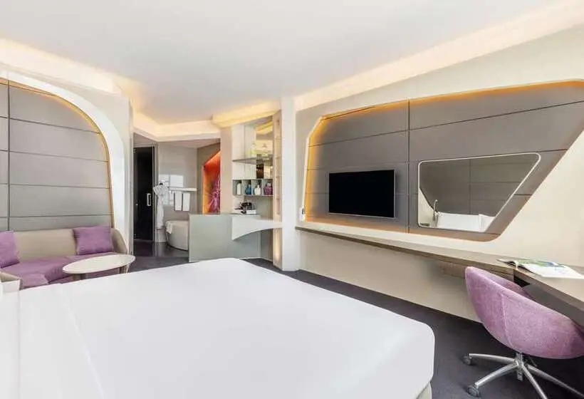 اتاق لوکس با تخت بزرگ, Hilton Madrid Airport
