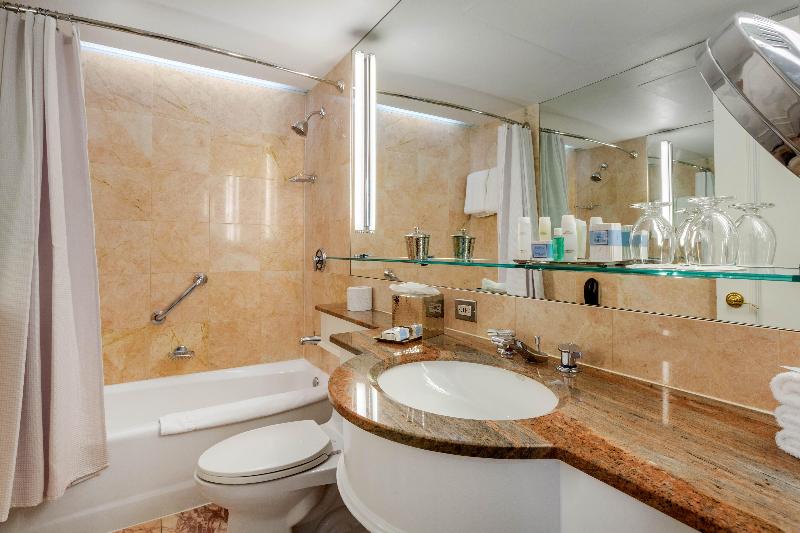 스위트 킹사이즈 침대, Omni Berkshire Place