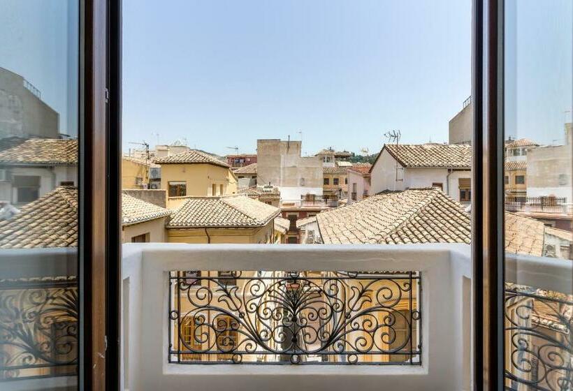 Executive Rum, Room Mate Leo