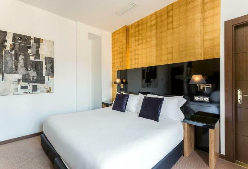 Executive Rum, Room Mate Leo