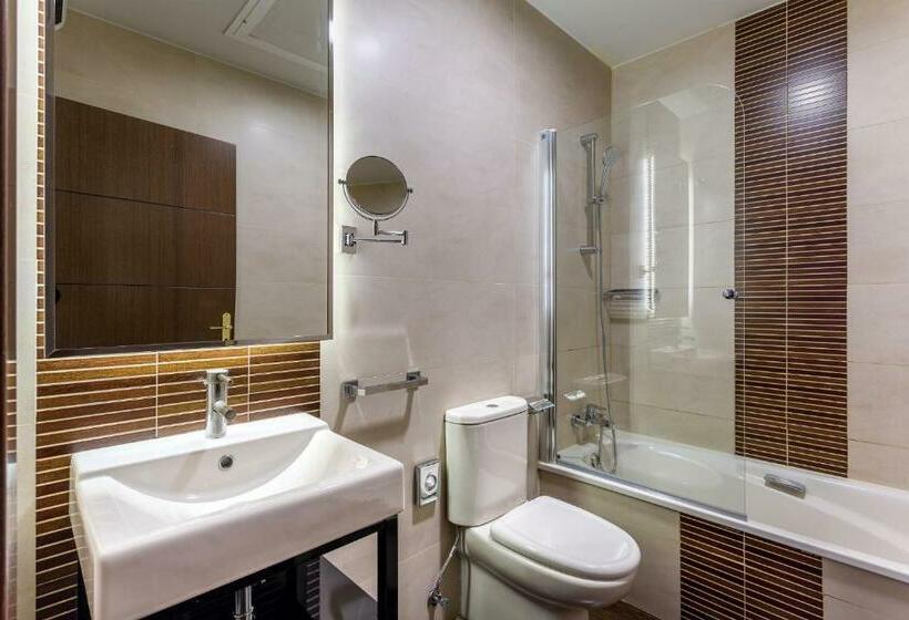 Executive Rum, Room Mate Leo