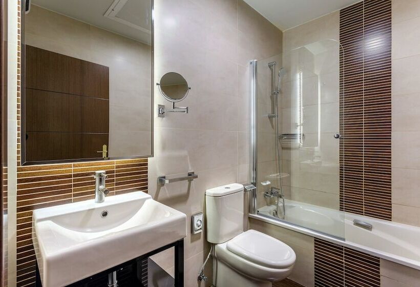 Executive Rum, Room Mate Leo