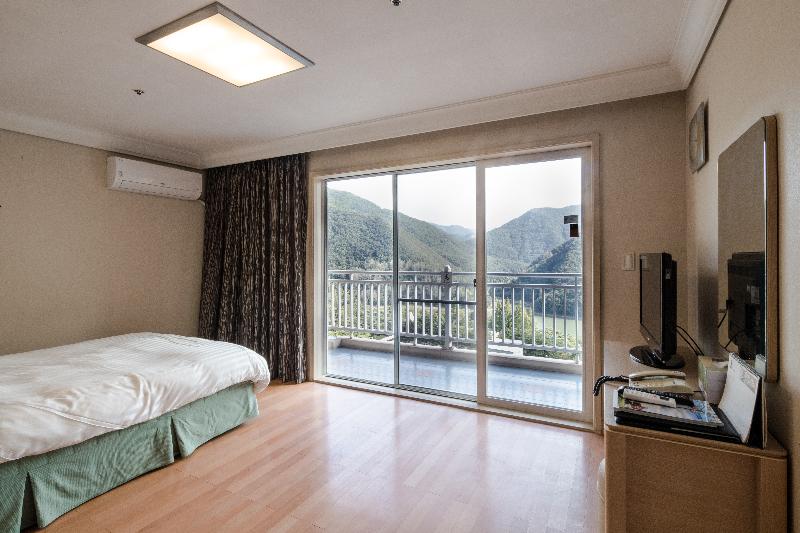 Standardrum, Room Mate Leo