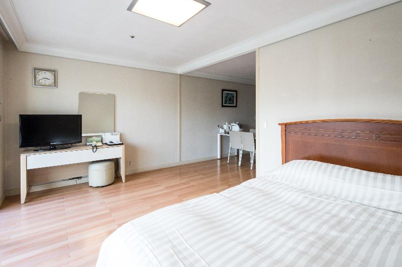 Standardrum, Room Mate Leo