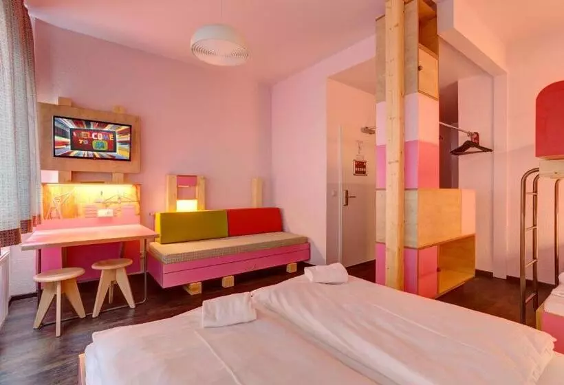 Standard Neljän Hengen Huone, Meininger Hotel Hamburg City Center