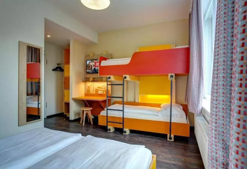Standard Neljän Hengen Huone, Meininger Hotel Hamburg City Center