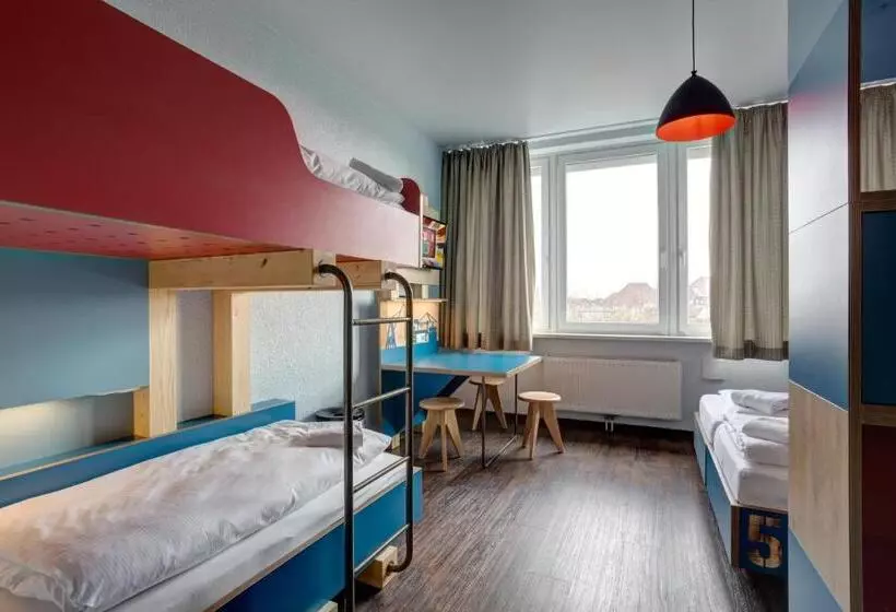 Standard Neljän Hengen Huone, Meininger Hotel Hamburg City Center