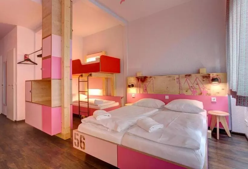 Standard Neljän Hengen Huone, Meininger Hotel Hamburg City Center