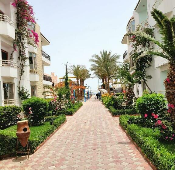 اتاق استاندارد سه نفره با چشمانداز کنار دریا, Minamark Beach Resort For Families And Couples Only