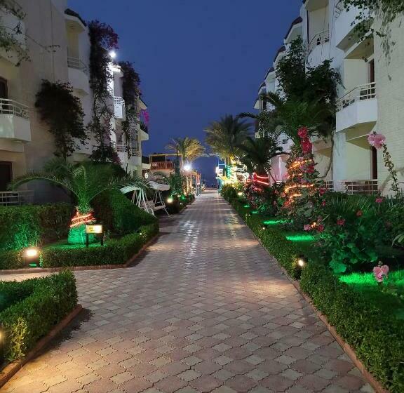 اتاق استاندارد سه نفره با چشمانداز کنار دریا, Minamark Beach Resort For Families And Couples Only