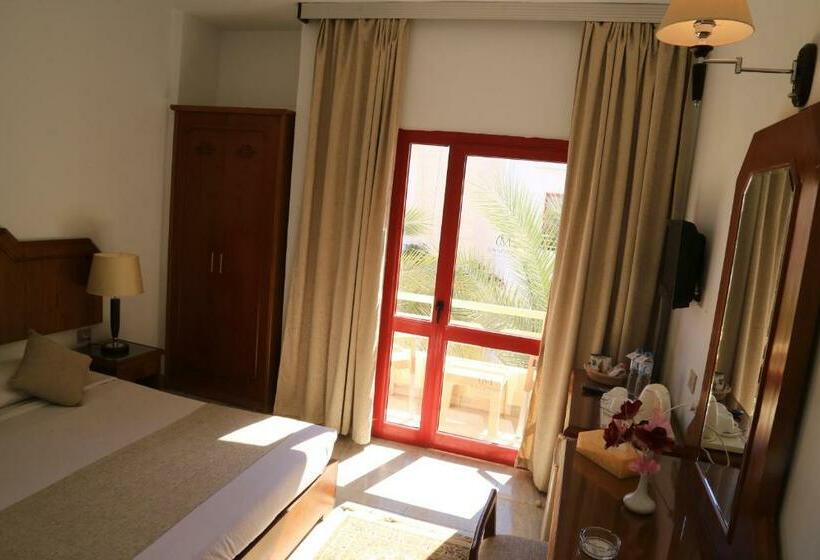 اتاق استاندارد سه نفره با چشمانداز کنار دریا, Minamark Beach Resort For Families And Couples Only