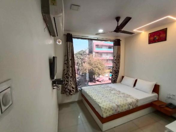 Quarto Deluxe, Kalyan