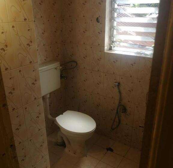 חדר משפחתי דלוקס, The Sincro