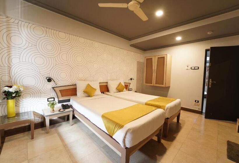 חדר סטנדרט, The Treat