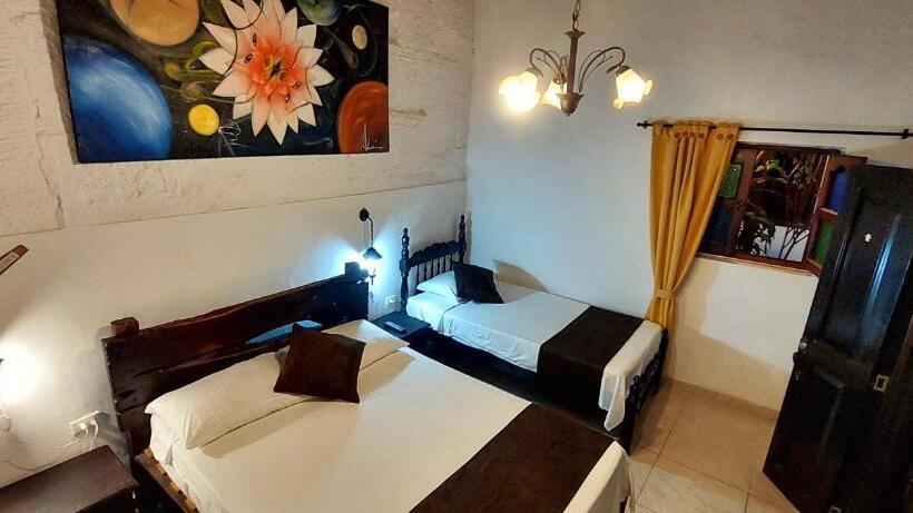 חדר סטנדרט לשלושה, Santander Aleman Hostel