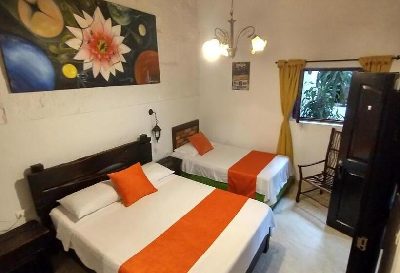 חדר סטנדרט לשלושה, Santander Aleman Hostel