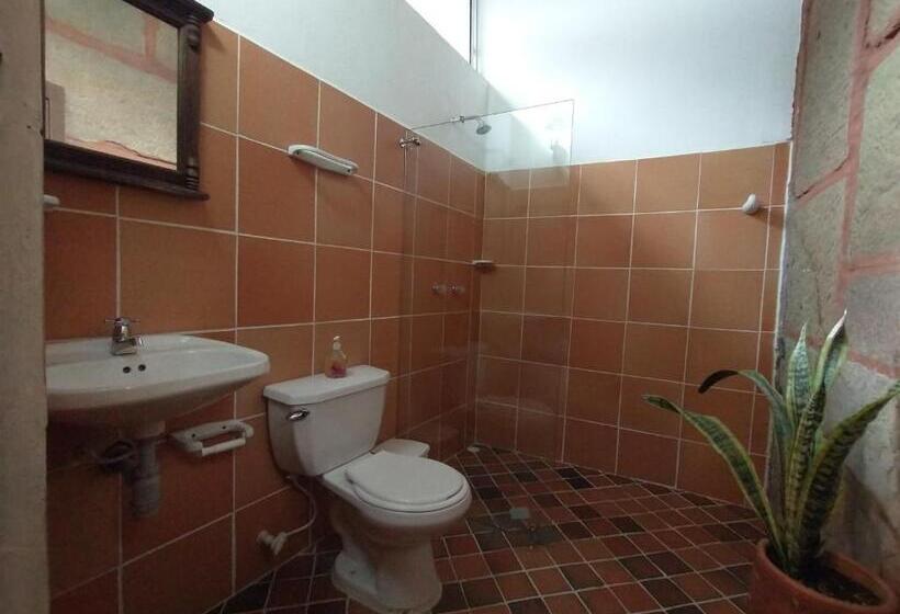 חדר סטנדרט לשלושה, Santander Aleman Hostel