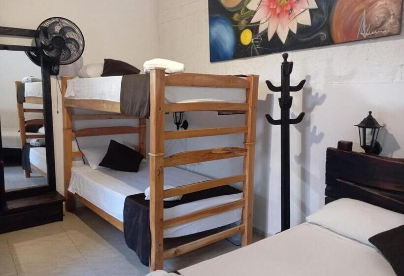 Номер Стандарт Трехместный, Santander Aleman Hostel