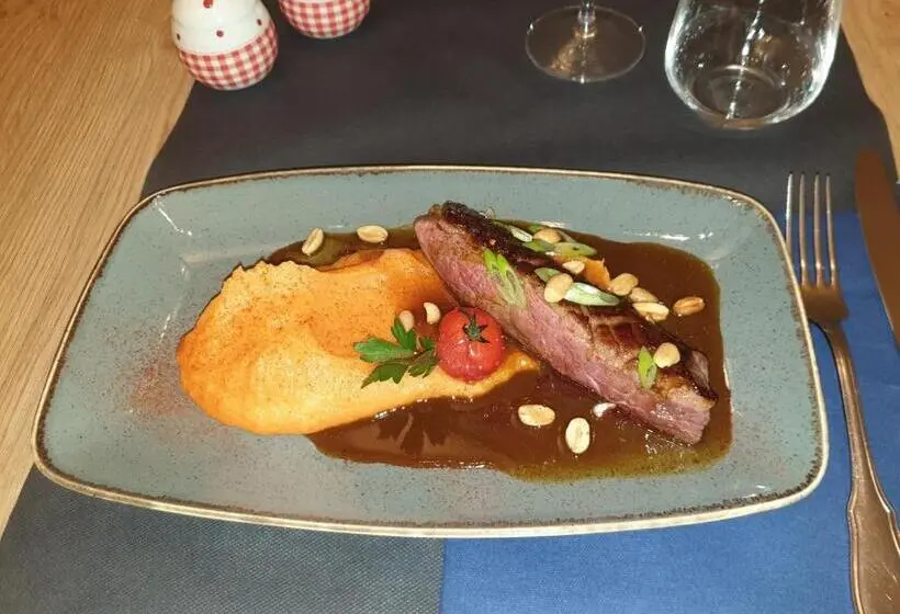 スタンダードトリプルルーム, Logis Loire Hotel   Les Cocottes Restaurant